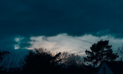 Dramatischer Abendhimmel, dunkle Wolken