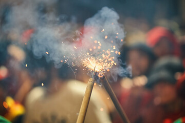 encendido de bengalas y petardos con chispas