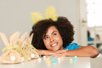 Obraz na płótnie Canvas Beautiful Young Black Woman Posing With Easter Decorations At Home