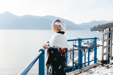着物を着た女性と湖