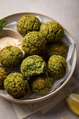falafels grillés de pois cassés en gros plan persil menthe et sauce tahin citron