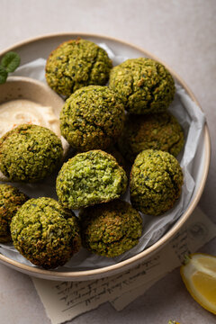 falafels grill&eacute;s de pois cass&eacute;s en gros plan persil menthe et sauce tahin citron