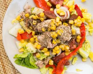 mediterranean vegetable salad with tuna
