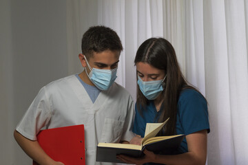 Dentistas en una consulta, trabajan viendo diferentes pacientes, intercambiando ideas, consultando...