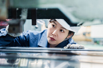 機械の保守点検をする女性技術者