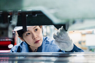 機械の保守点検をする女性技術者