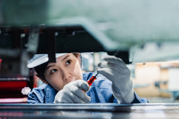 機械の保守点検をする女性技術者
