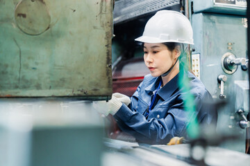 機械の保守点検をする女性技術者