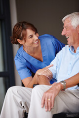 Obraz premium Positive support for senior patients. a female nurse checking on her senior patient.