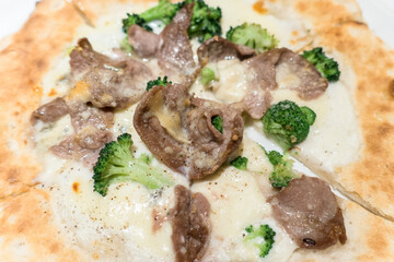 豚肉とブロッコリーのピザ