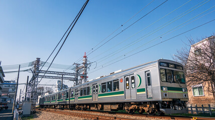 走行する通勤電車