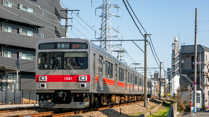 Fototapeta premium 走行する通勤電車