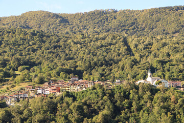 Verstecktes Bergdorf über dem Valle Albano; Blick von Süden auf Germasino bei Gravedona in den Lepontinischen Alpen