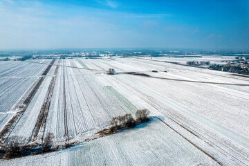 Ośnieżone pola na polskiej wsi. Wiejski, zimowy krajobraz. Zima. © hunter76