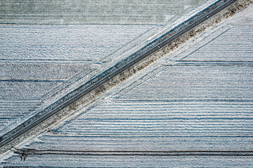 Ośnieżone pola na polskiej wsi. Wiejski, zimowy krajobraz. Zima. © hunter76