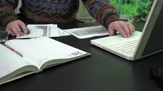 Lavorare in ufficio con il computer 