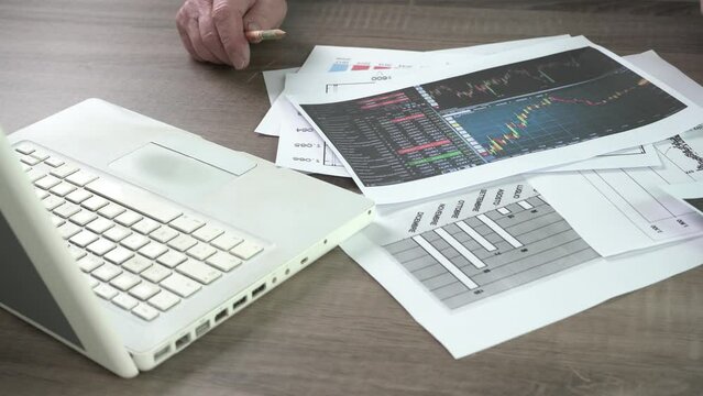 Lavorare in ufficio con il computer 