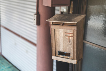 古びた手作り感のある郵便ポスト