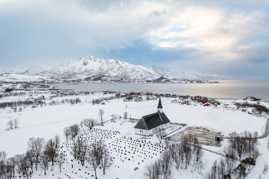 Die alte Kirche von Eidfjord auf den Vesteralen in Norwegen. The indre eidsfjord church in norway.