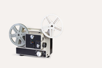 Proyector super 8 mm sobre un fondo blanco liso y aislado. Vista de frente y de cerca. Copy space