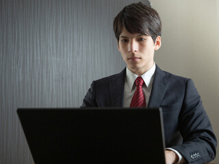 ノートパソコンで作業する男性