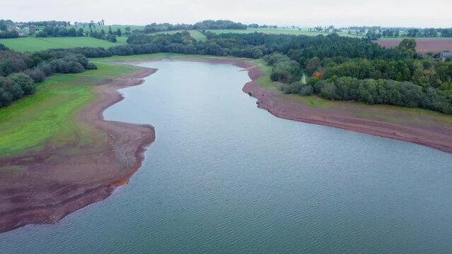 Vue a&eacute;rienne d'un barrage hydraulique artificiel, Bretagne, France