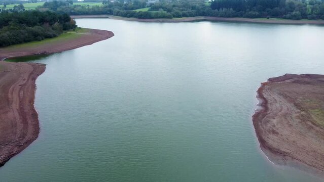 Vue a&eacute;rienne d'un barrage, retenue d'eau potable