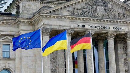 Flaggen der Ukraine, Deutschlands und der EU wehen vor dem Reichstagsgebäude.