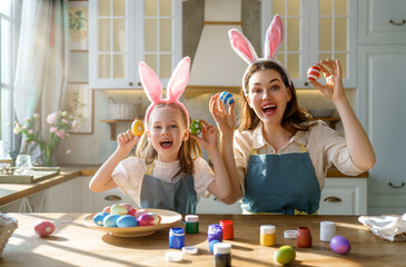 Obraz na płótnie Canvas happy family at Easter