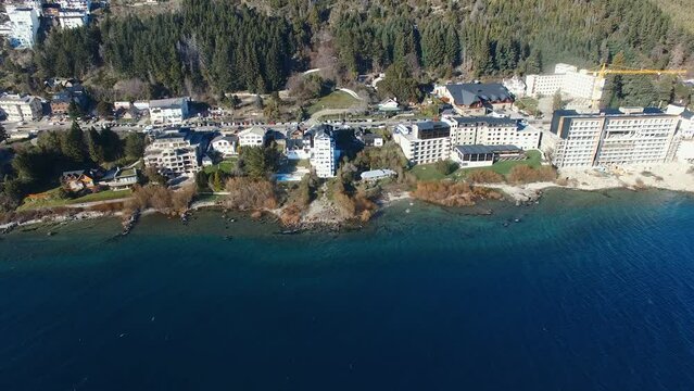 This dynamic and picturesque video showcases the beauty of Bariloche city and Lake Nahuel Huapi in Patagonia, surrounded by mountains, forests, and alpine architecture.