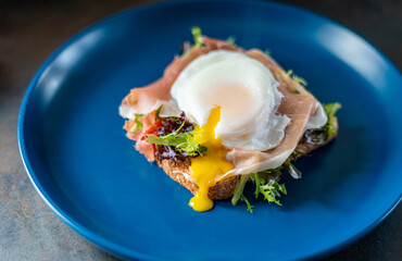 Seeded toast with egg and ham is the perfect brunch 