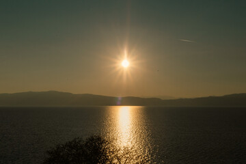 Obraz premium sunset over the lake