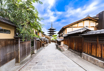 Fototapeta premium 京都 法観寺 の 五重塔 八坂の塔 【 京都 観光 の イメージ 】