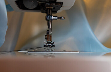 Aguja de una máquina de coser con hilo