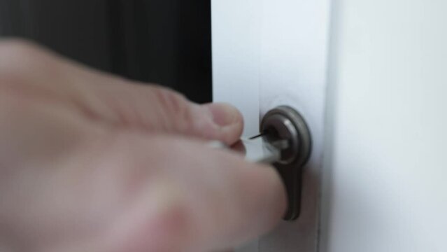 gros plan sur une personne ouvrant une porte vitr&eacute;e &agrave; cl&eacute;s	
