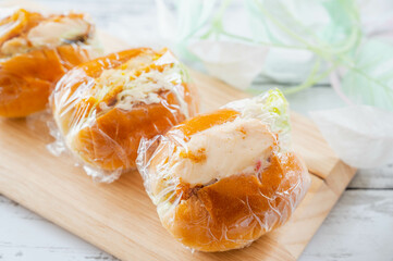 ラップに包んだコロッケパン