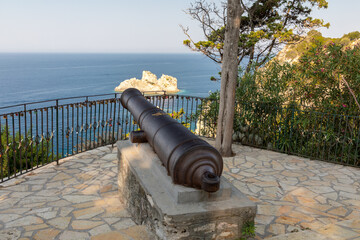 Alte Kanone vor dem Kloster Paleokastritsa auf Korfu