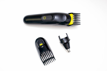 Razor trimmer for cutting hair and various nozzles for it lie on a white background. Electric shaver for barbershop. Accessory for shaving a beard or hair on a person's head. Hair and beard trimmers - obrazy, fototapety, plakaty