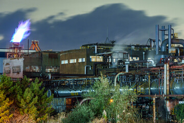 炎を上げる製鉄工場の夜景　千葉