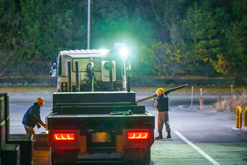 トラックの荷台で作業する作業員