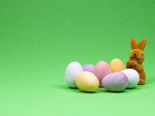 bunter Ostereier mit Osterhase vor grünem Hintergrund