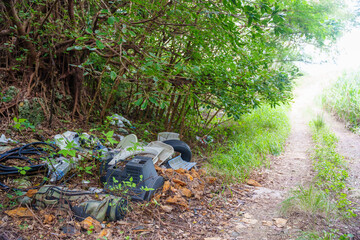森の中に不法投棄されたごみ