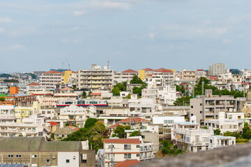 Fototapeta premium 晴れた日の沖縄の市街地