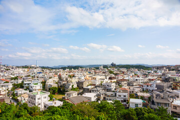 晴れた日の沖縄の市街地
