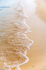 沖縄の透き通った海と浜辺