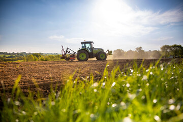 Machine agricole au travail dans les champ pendant les semences de printemps.
