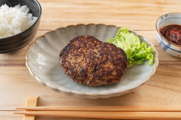 夕食のご飯とハンバーグ