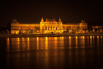 Fototapeta na wymiar Hungarian parliament at night in Budapest