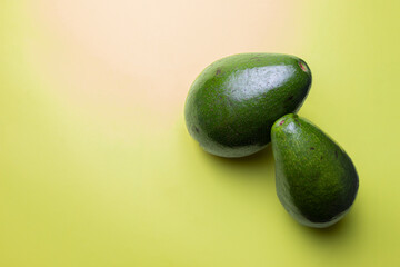 Abacates com fundo verde e copy space