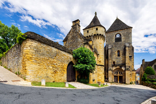 Schloss und Kirche in  Saint-Geniès im französischen Périgord